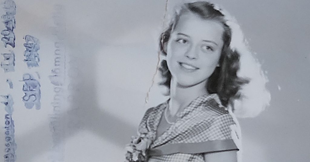 Jane i sin första långklänning inför resan till Schweiz, 1947