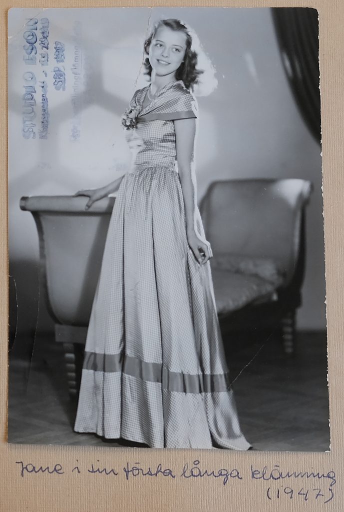 Jane, 16år i sin första långklänning inför resan till Schweiz, 1947