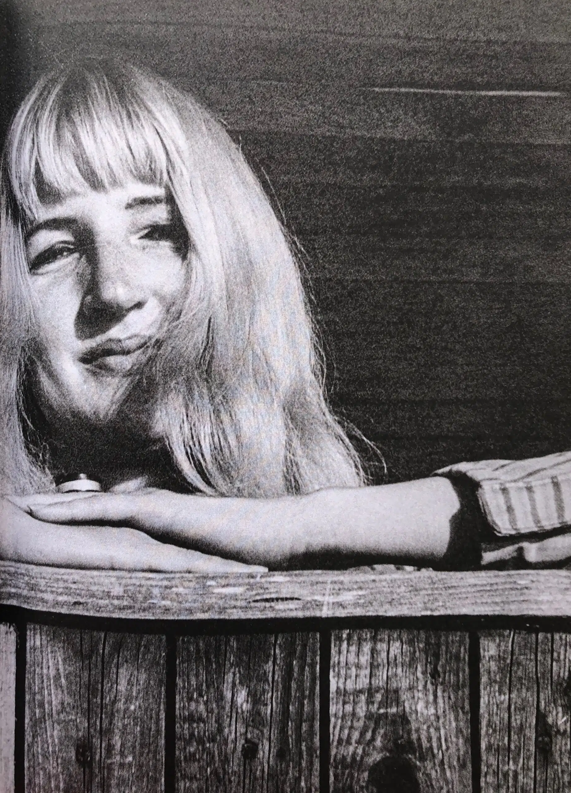 MoGAs mönsterposters! MELLANHAND – Wanja ritar stora och små händer, bland annat till Gunilla Ponténs klänningar, 1970 - Bild 6
